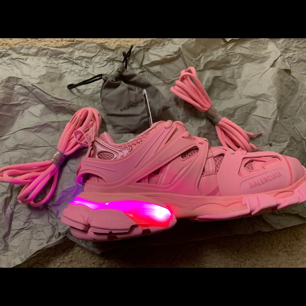 BALENCIAGAS LIGHT UP SNEAKERS - Picture 7 of 9